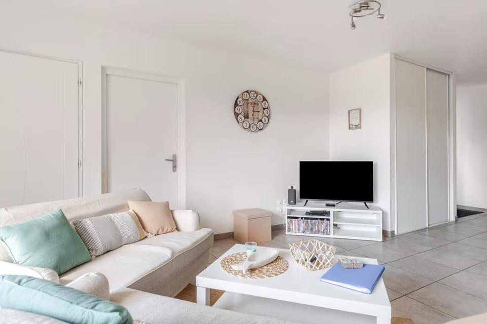 TV and multimedia, Living room, Seating area, internet
