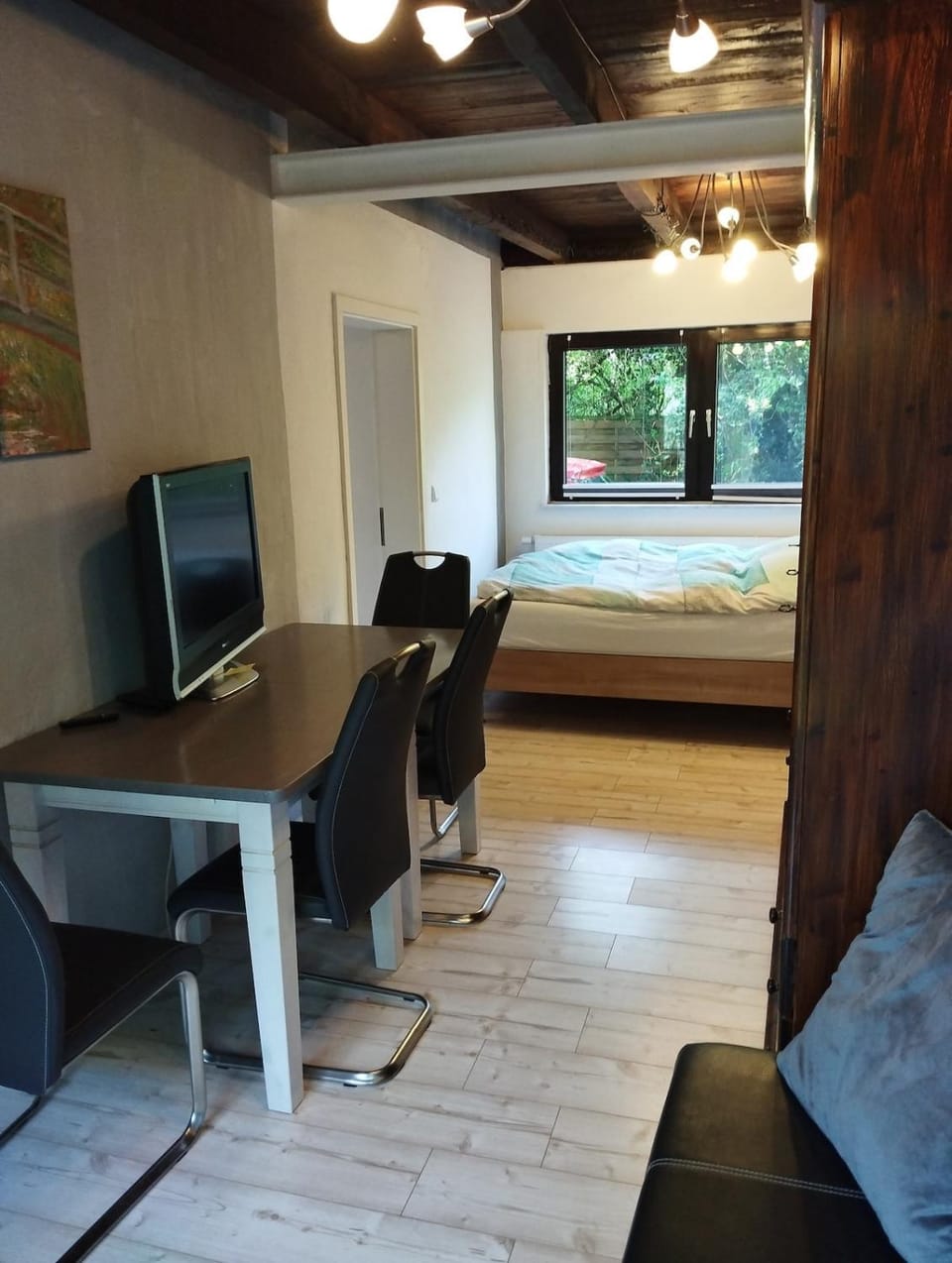 Communal lounge/ TV room, Bed, TV and multimedia, Living room, Photo of the whole room, Seating area, Evening entertainment, Bedroom