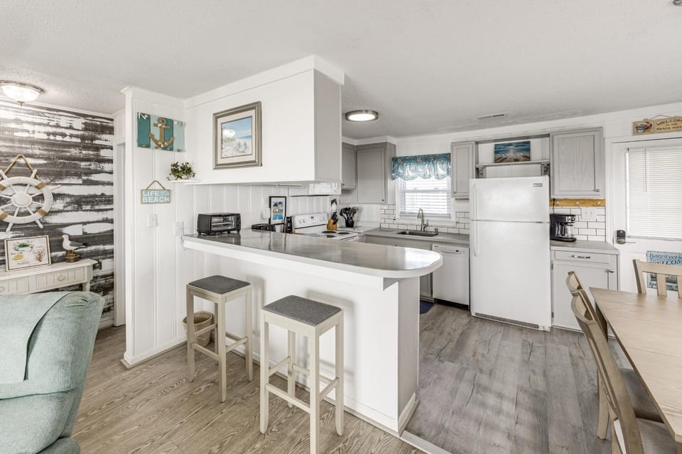 Oceanfront Home w/ Deck & Views in Surfside Beach! House in Surfside Beach
