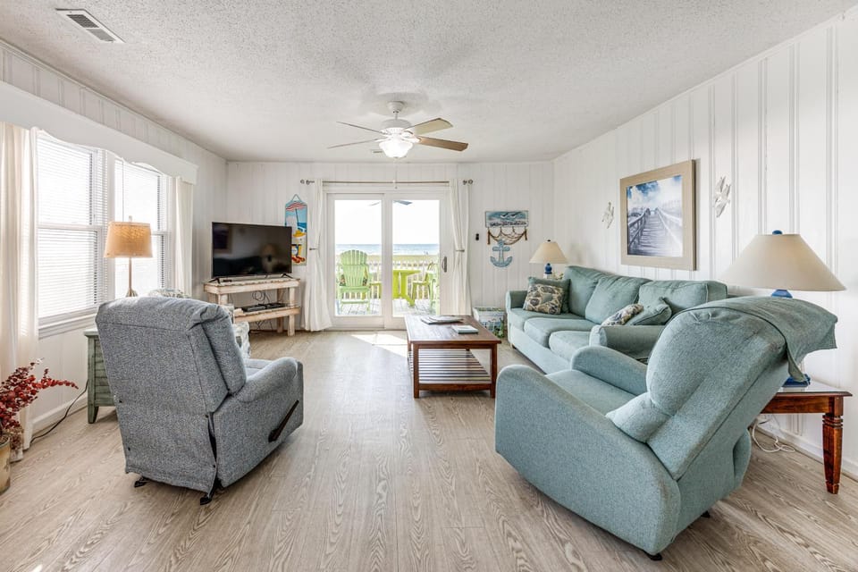 Oceanfront Home w/ Deck & Views in Surfside Beach! House in Surfside Beach
