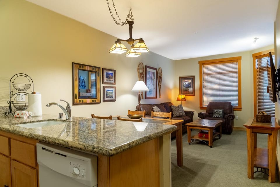 Ski in/Out 1B/1BA w/ View - Pool, Jacuzzi, Parking House in Mammoth Lakes