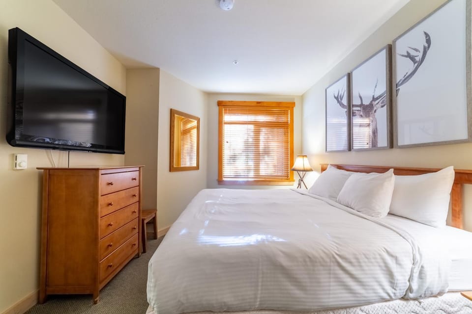 Ski in/Out 1B/1BA w/ View - Pool, Jacuzzi, Parking House in Mammoth Lakes