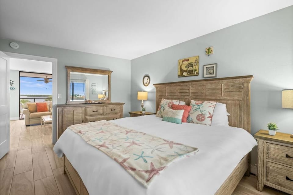 Casa Sol - Waterfront Island Rental - Ocean Views - Near Beach House in Marco Island