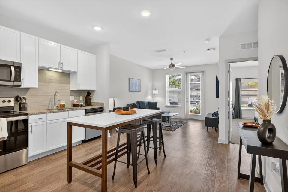 Kitchen or kitchenette, Living room, Seating area, Dining area, Meals