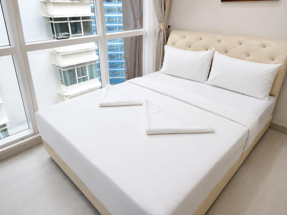 Bed, Bedroom, towels