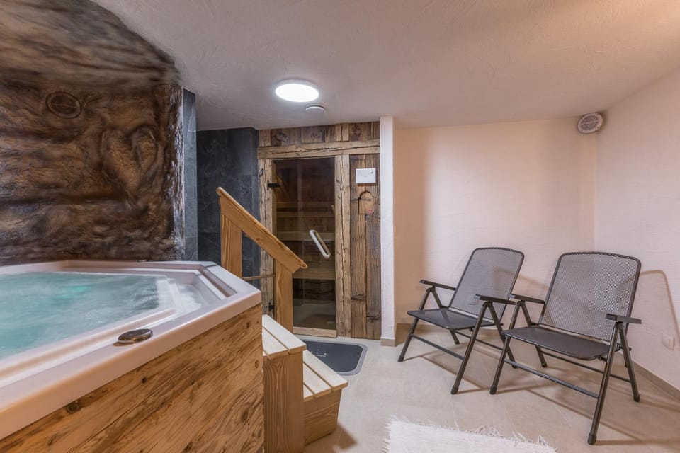 Hot Tub, Hot Tub, Sauna, Spa and wellness centre/facilities