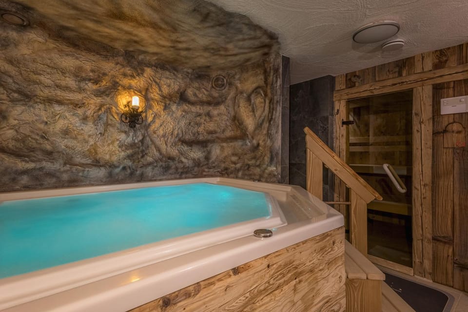 Hot Tub, Sauna