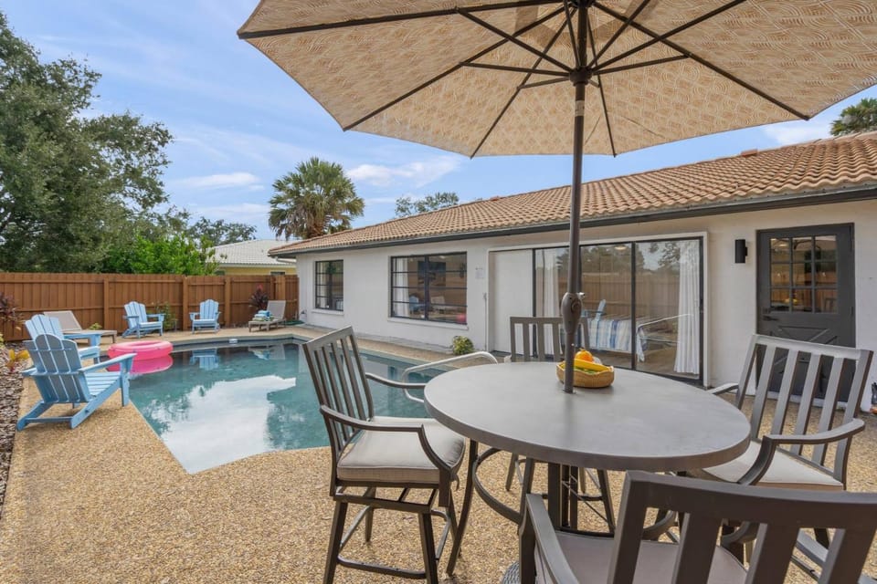 Gulf Gate Poolside Retreat House in Gulf Gate Estates