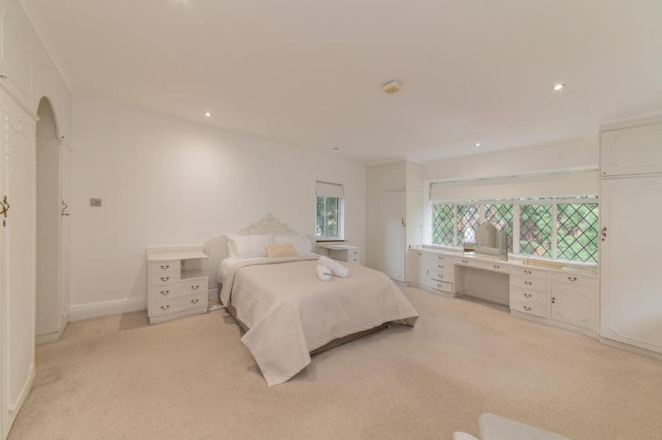 Elegant Tudor Venue House in Edgware