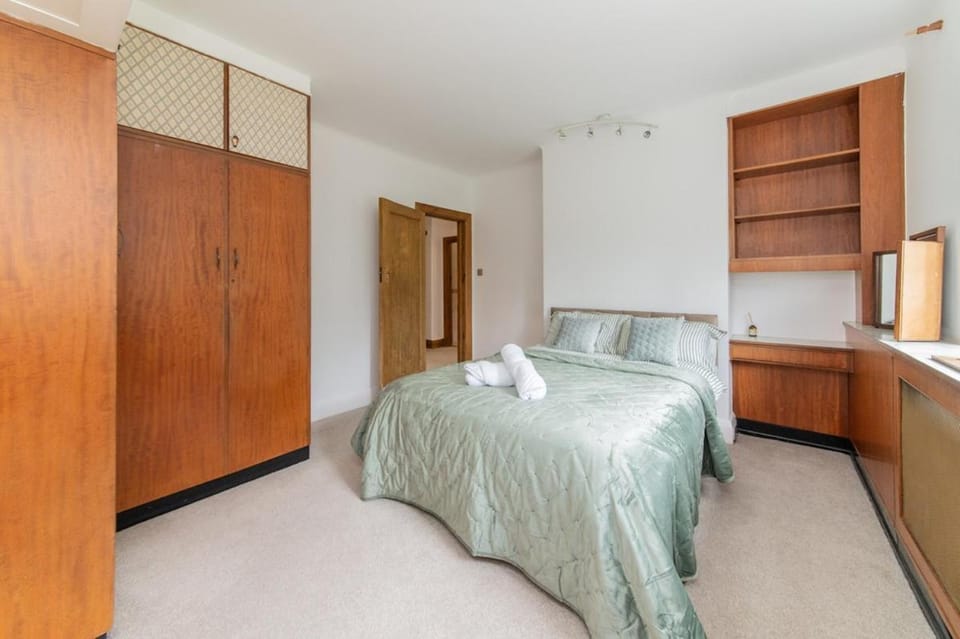 Elegant Tudor Venue House in Edgware