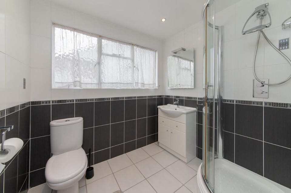 Elegant Tudor Venue House in Edgware