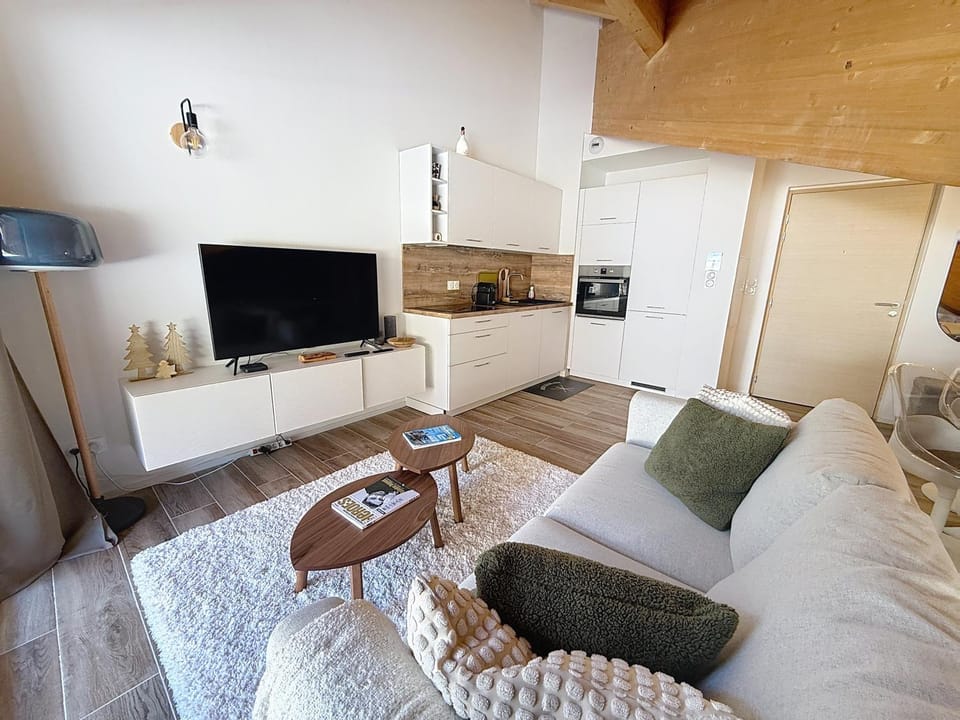 Communal lounge/ TV room, TV and multimedia, Kitchen or kitchenette, Living room, Seating area