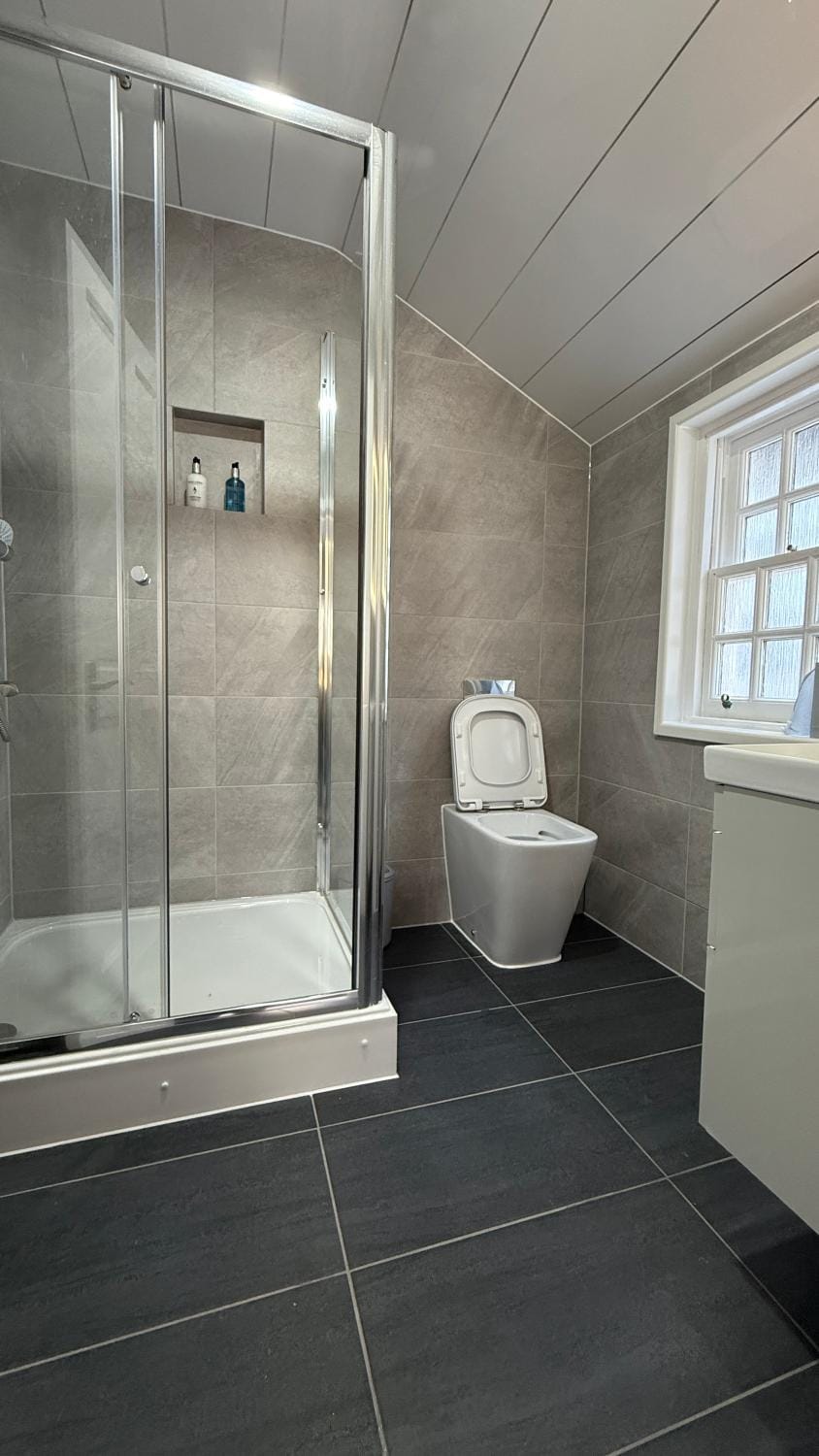 Shower, Toilet