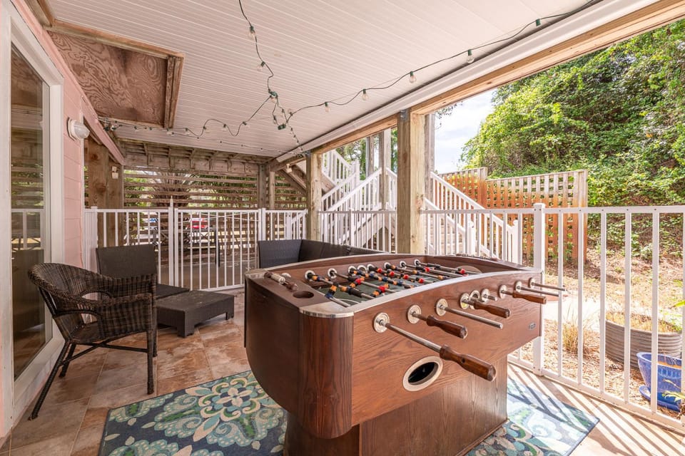 Pink Pearl - Nags Head MP 11, Soundside, Elevator, Saltwater Pool, Tiki Bar, Foosball Table, Flex Stays House in Nags Head