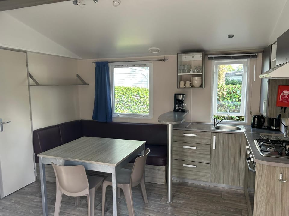 Coffee/tea facilities, Kitchen or kitchenette, Dining area, oven, stove, toaster
