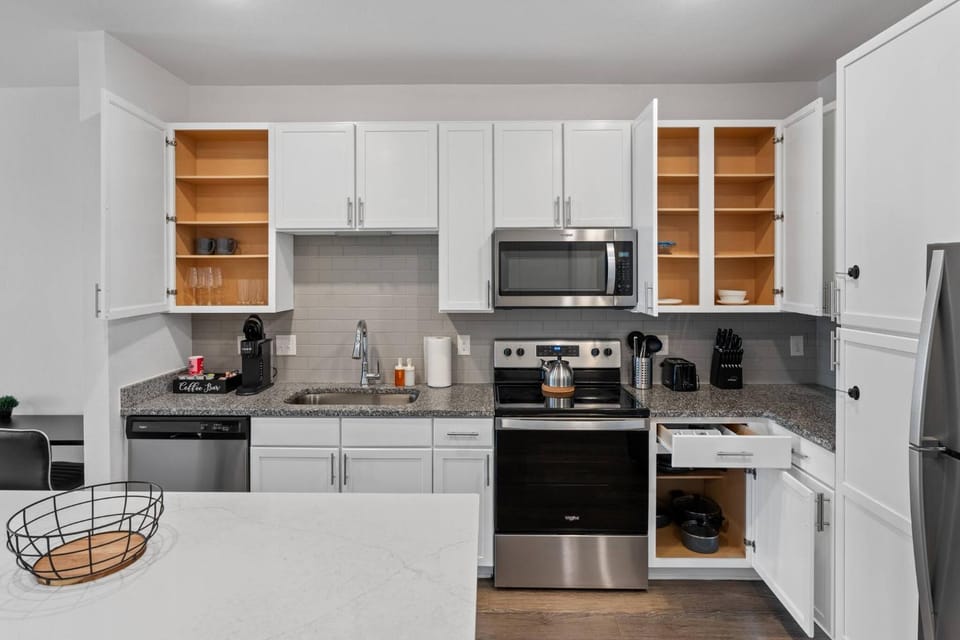 Kitchen or kitchenette, Dining area, kitchen