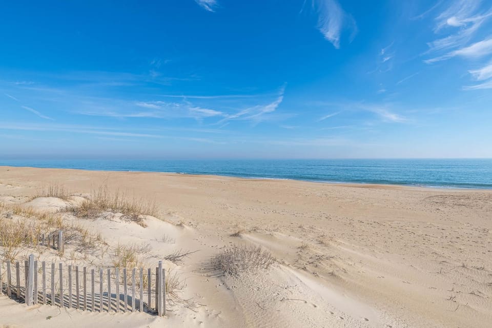 Pinstripe Paradise - Kitty Hawk MP 5, Ocean View, 10 Yds to Beach, Pool, Hot Tub, Pool Table, Pets OK, Flex Stays House in Kitty Hawk