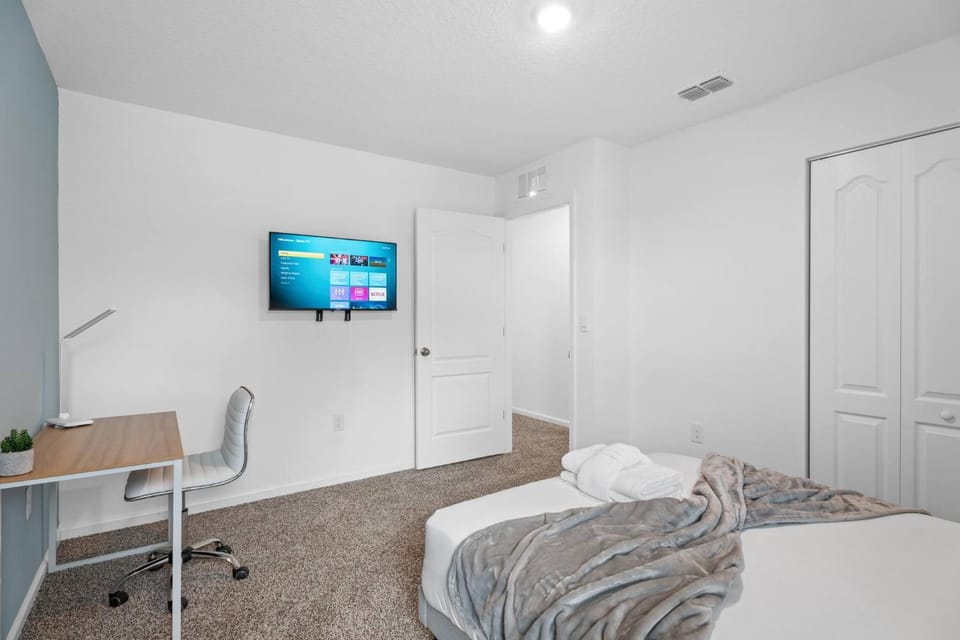 Bed, TV and multimedia, Photo of the whole room, Bedroom