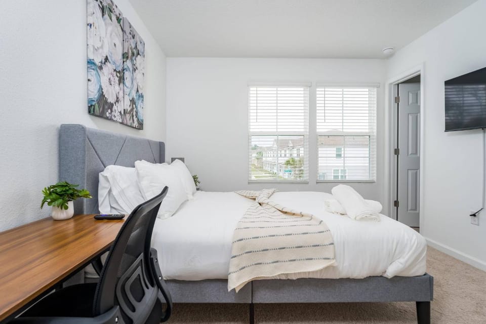 Bed, Photo of the whole room, Decorative detail, Bedroom