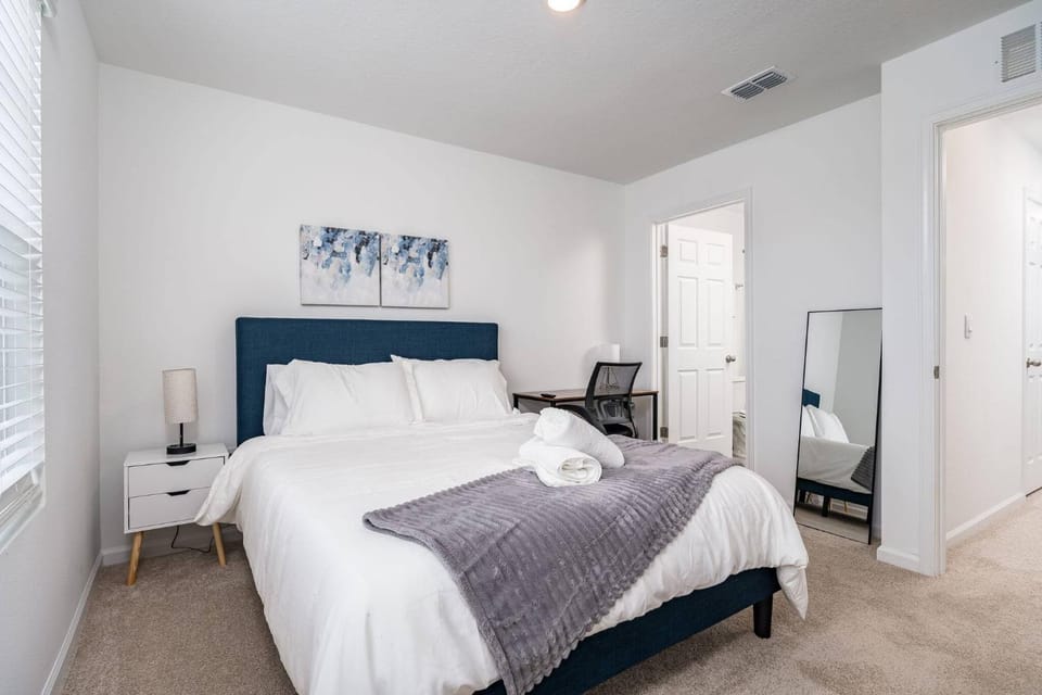 Bed, Photo of the whole room, Bedroom