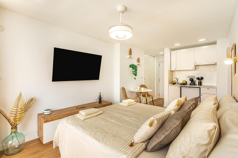 TV and multimedia, Kitchen or kitchenette, Dining area, Bedroom