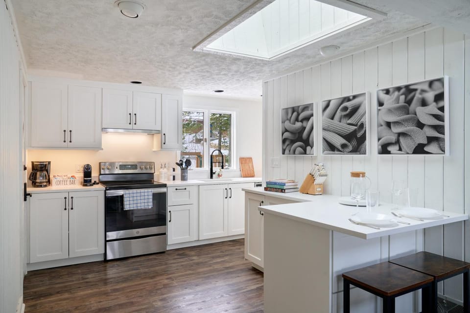 Coffee/tea facilities, Kitchen or kitchenette, Dining area