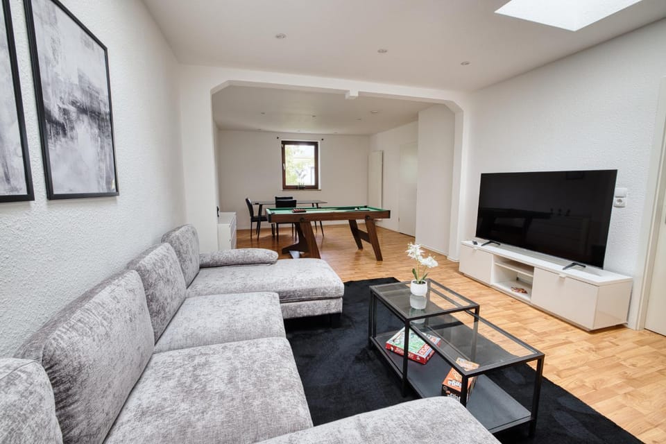 Communal lounge/ TV room, Billiard, Game Room, TV and multimedia, Living room, Seating area, Dining area, Evening entertainment