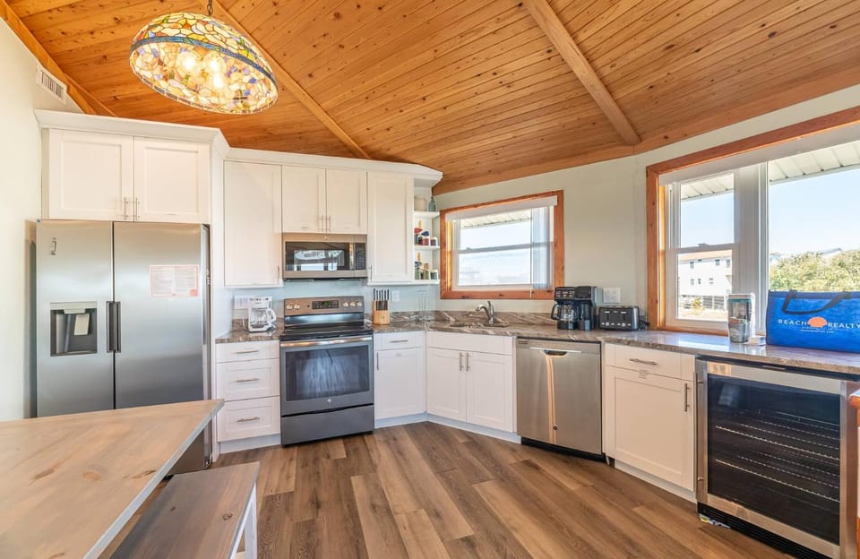 Roundabout Resort - Kitty Hawk MP 3, Oceanside, 500 Yds to Beach, Pool, Hot Tub, Pets OK House in Kitty Hawk