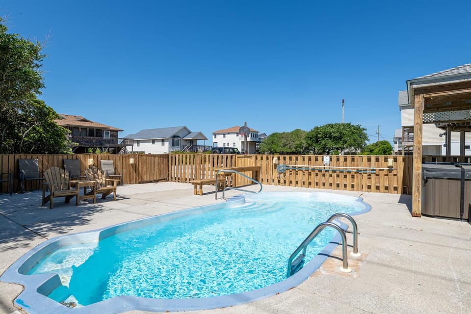 Roundabout Resort - Kitty Hawk MP 3, Oceanside, 500 Yds to Beach, Pool, Hot Tub, Pets OK House in Kitty Hawk