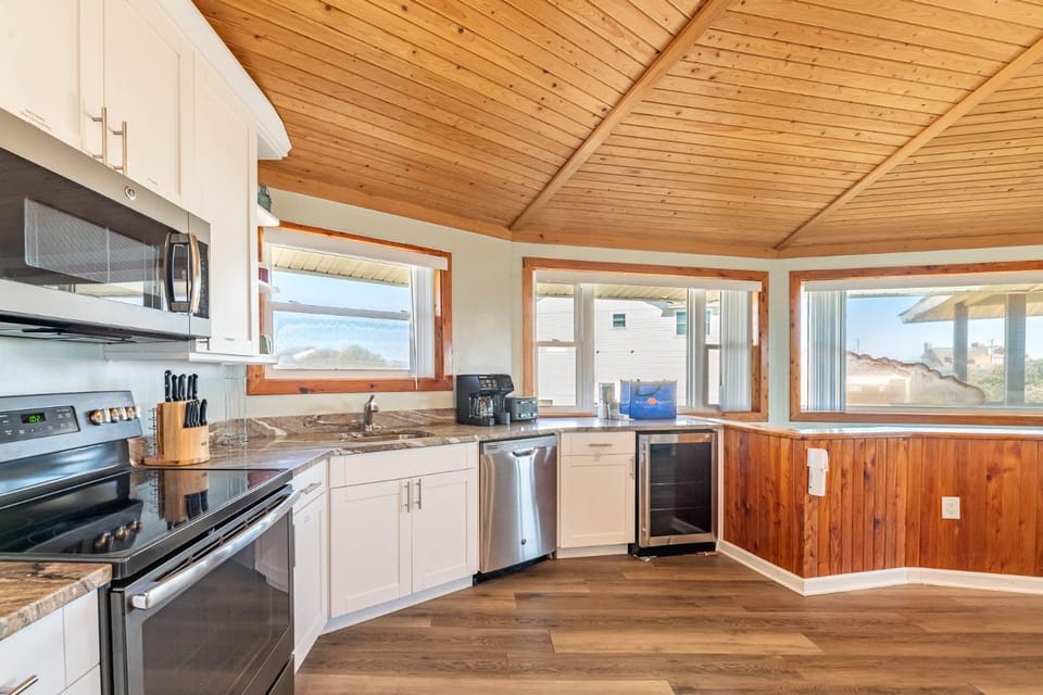 Roundabout Resort - Kitty Hawk MP 3, Oceanside, 500 Yds to Beach, Pool, Hot Tub, Pets OK House in Kitty Hawk
