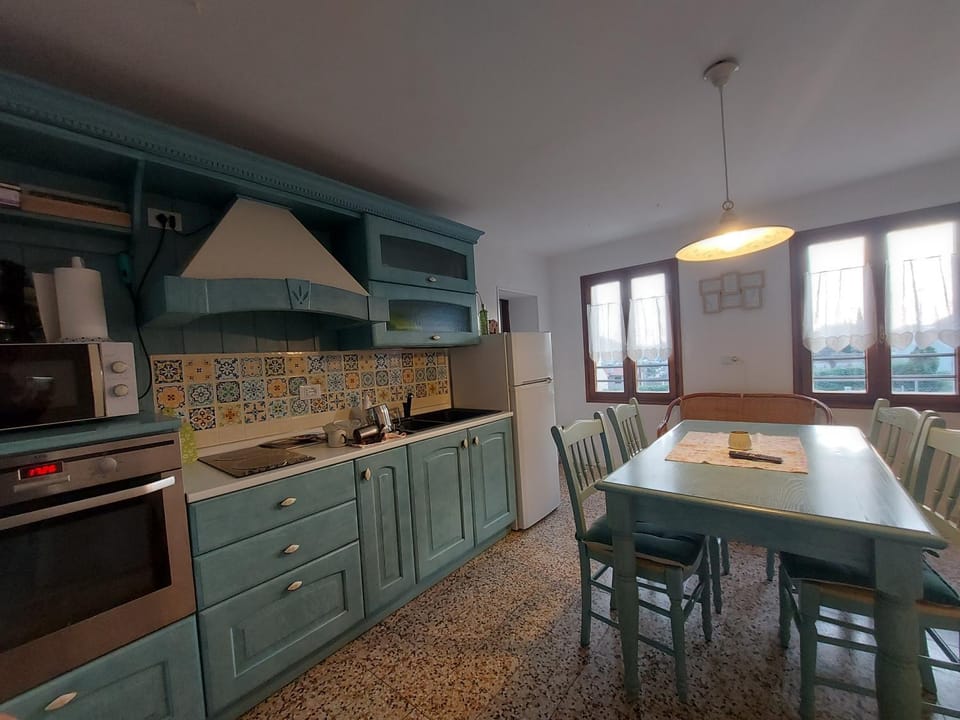 Kitchen or kitchenette, Dining area, stove