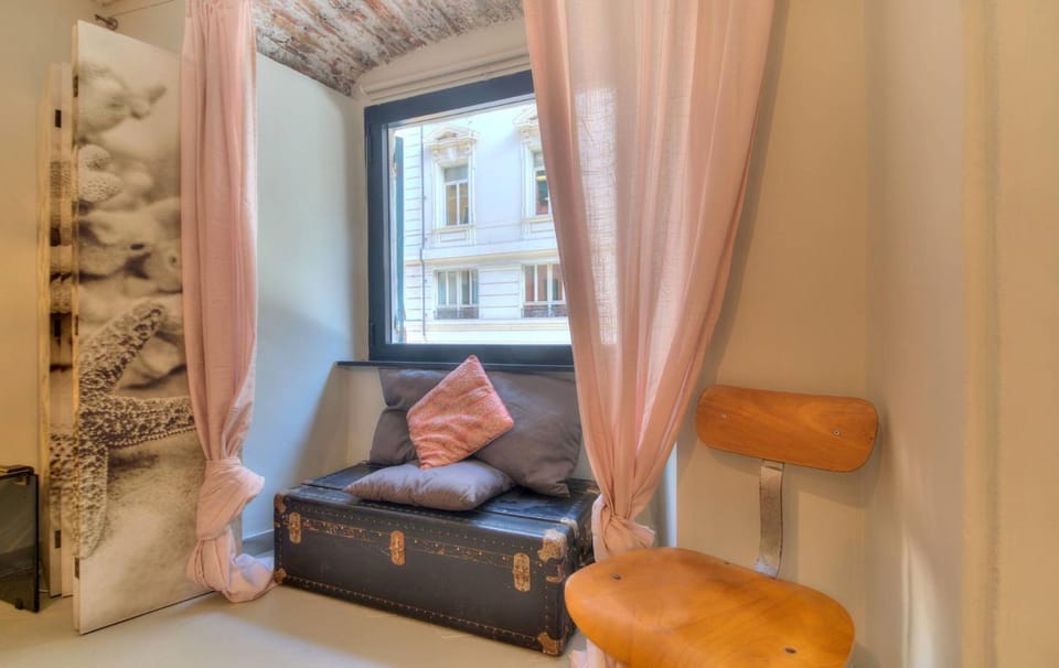 Bedroom, City view