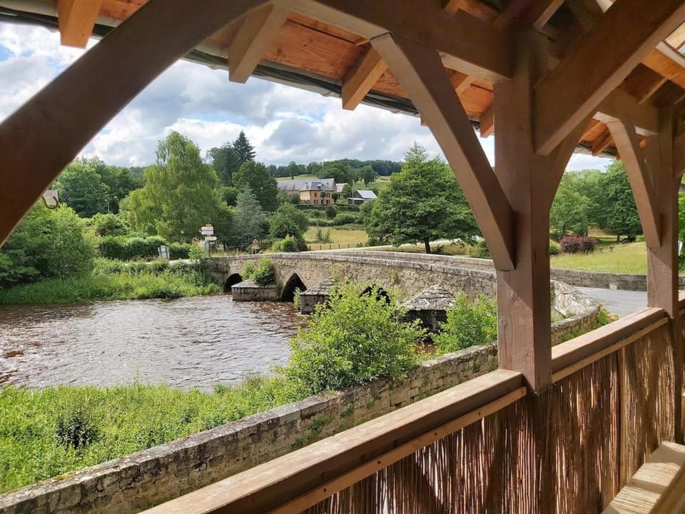 Maison au bord de la Creuse, vue sur le pont Roby House in Nouvelle-Aquitaine