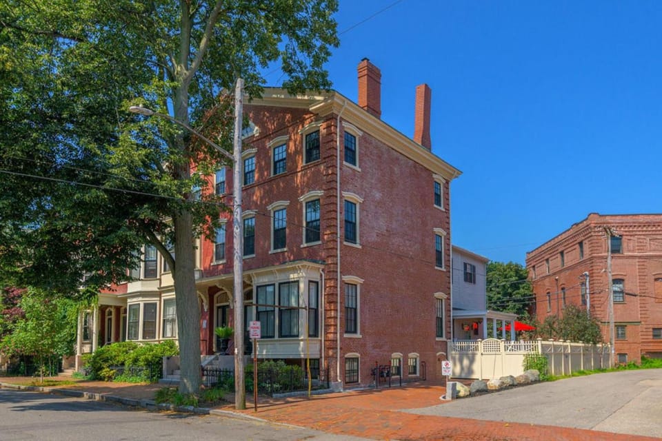The 87th Townhome - Local Landmark Property House in South Portland