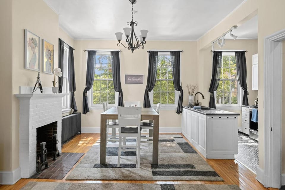 The 87th Townhome - Local Landmark Property House in South Portland