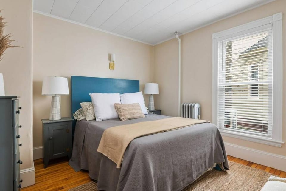 Quiet Downtown 2BR Oasis - The Nomad Apartment in South Portland