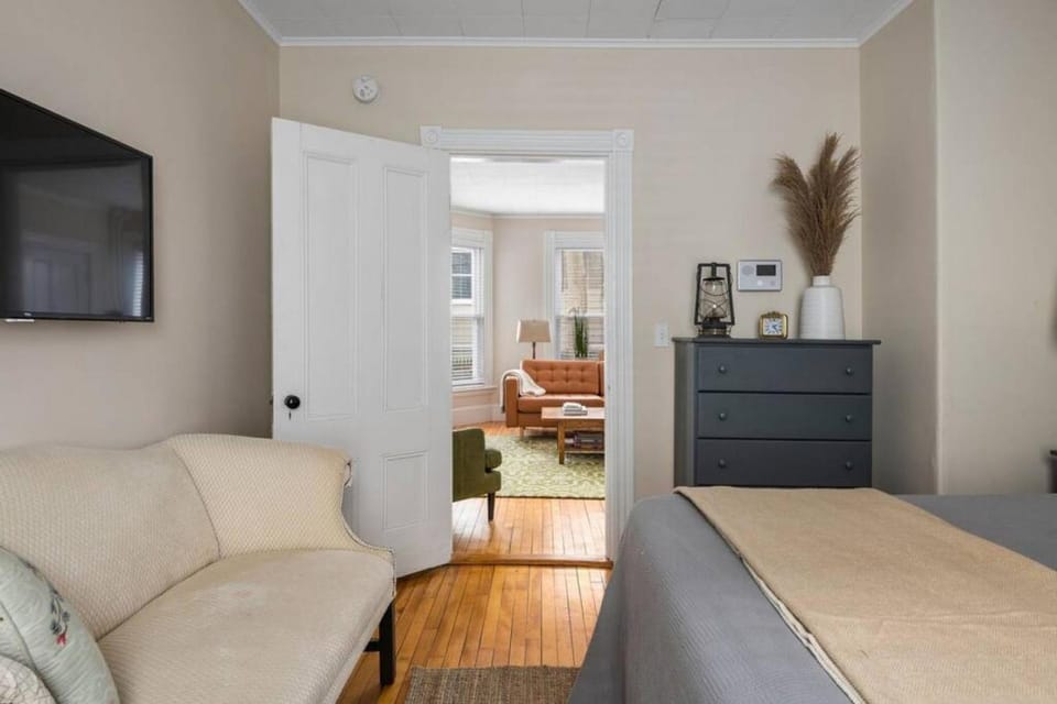 Quiet Downtown 2BR Oasis - The Nomad Apartment in South Portland