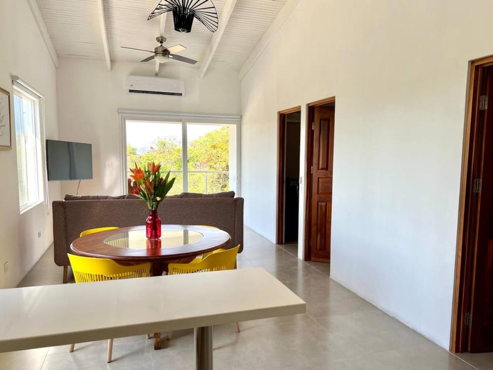 Casa Blanca Manuel Antonio B2, Central, Pool, Gated Apartment in Quepos