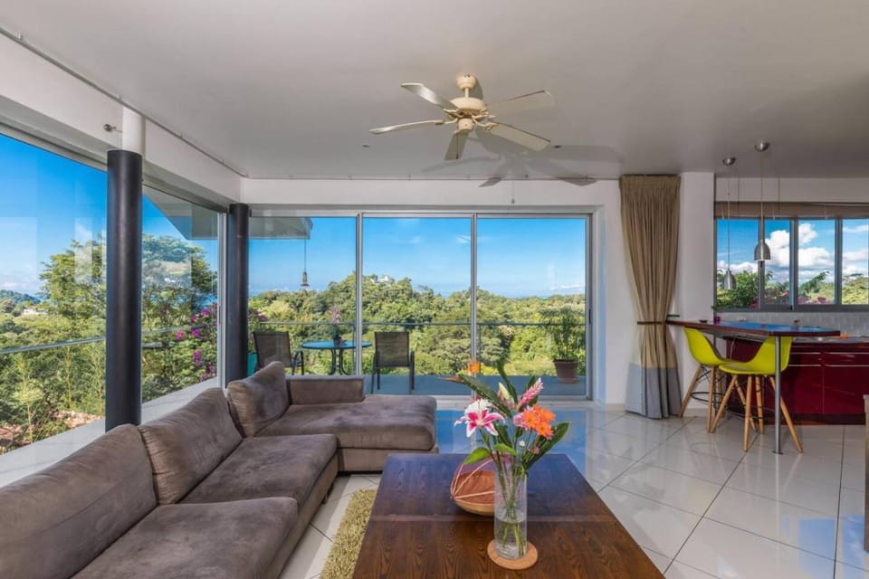 Jaguar, 2 BR Penthouse in Villa Mar y Sol, Nature and Wildlife Apartment in Quepos