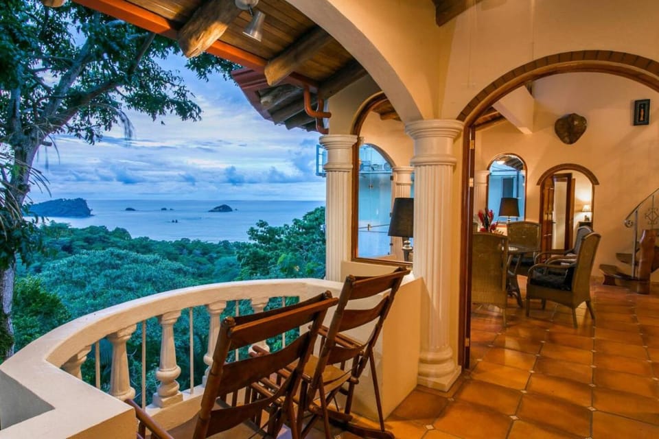 Castillo de Amber, 4 Aparts, 6 Bedrooms, Ocean Views, Central Location House in Quepos