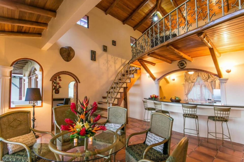 Castillo de Amber, 4 Aparts, 6 Bedrooms, Ocean Views, Central Location House in Quepos