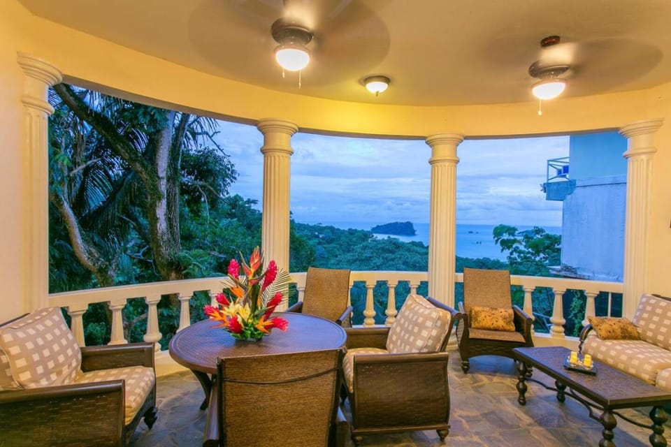 Castillo de Amber, 4 Aparts, 6 Bedrooms, Ocean Views, Central Location House in Quepos