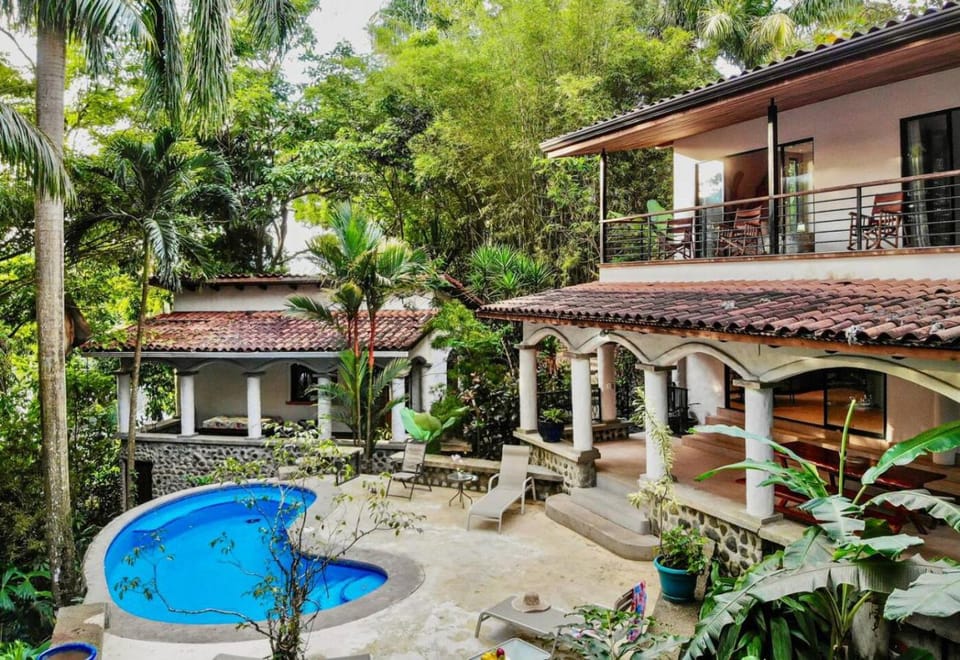 Villa Monos, 2BR Home, 1BR Guest House and Pool House in Quepos