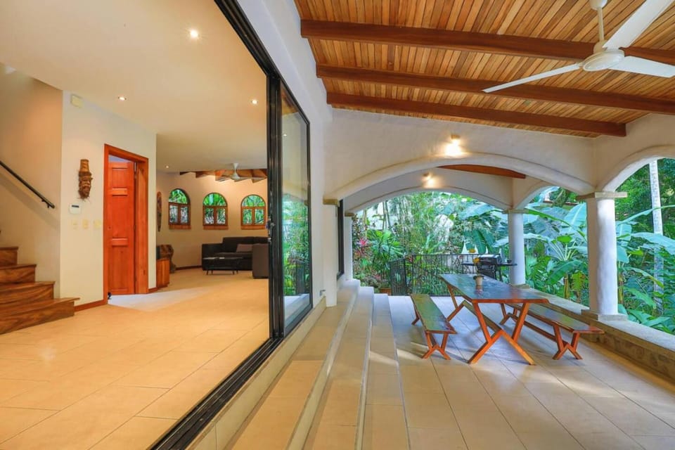 Villa Monos, 2BR Home, 1BR Guest House and Pool House in Quepos