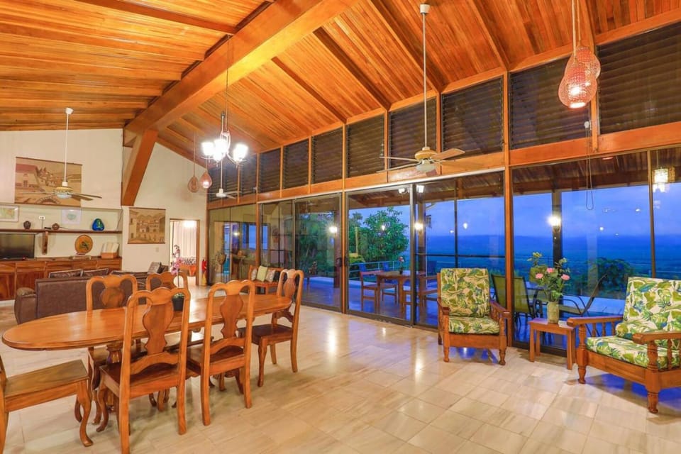 Casa Kilimanjaro Nature, Amazing Views and 6 Acres House in Quepos