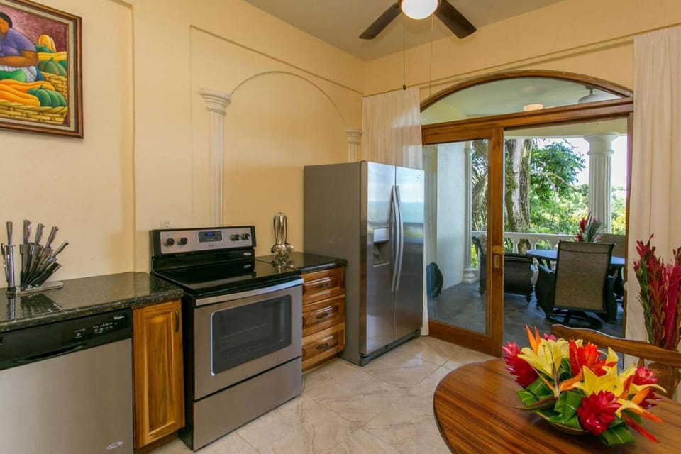 El Capuchin, 2BR Ocean View Apartment, Central Location Apartment in Quepos