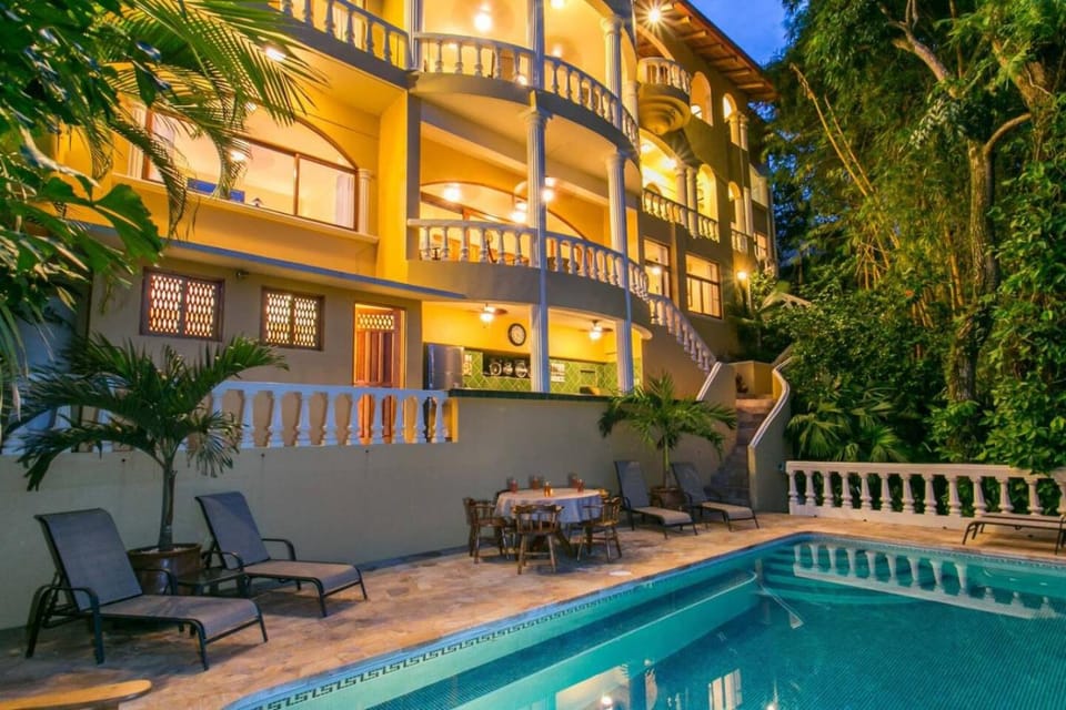 El Capuchin, 2BR Ocean View Apartment, Central Location Apartment in Quepos