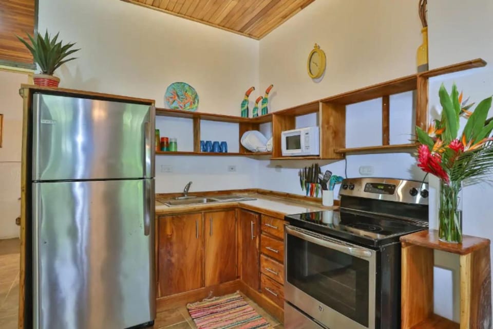 Dos Palmas1200sqft 1King 1Queen,AC,WiFi,Pool,Gated Apartment in Quepos