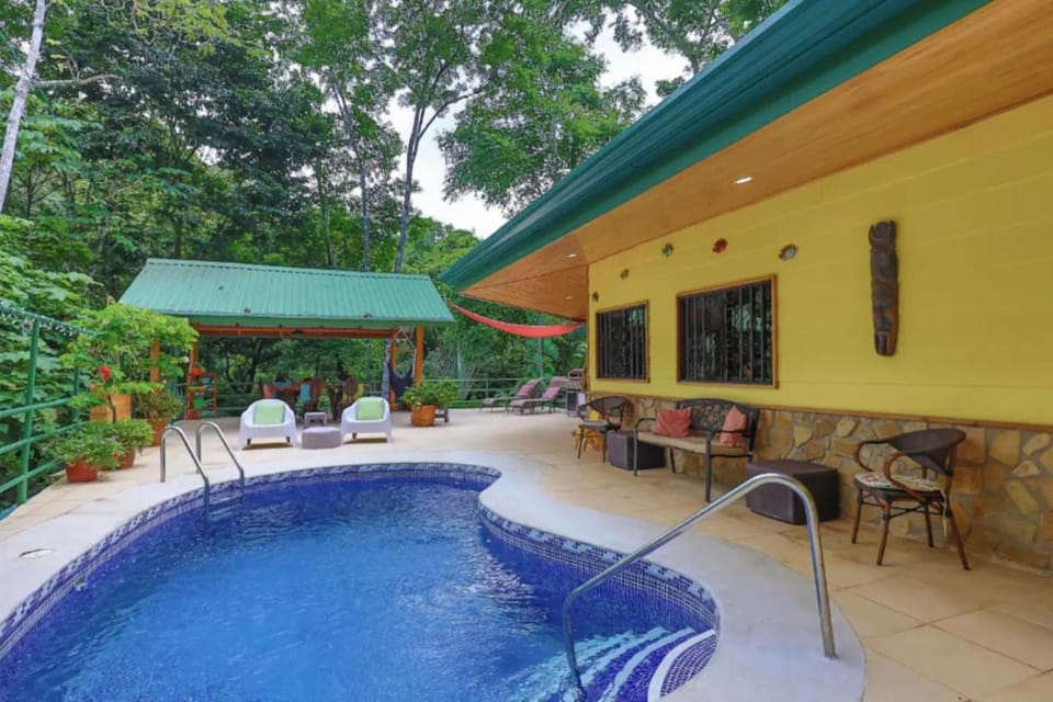 Dos Palmas1200sqft 1King 1Queen,AC,WiFi,Pool,Gated Apartment in Quepos