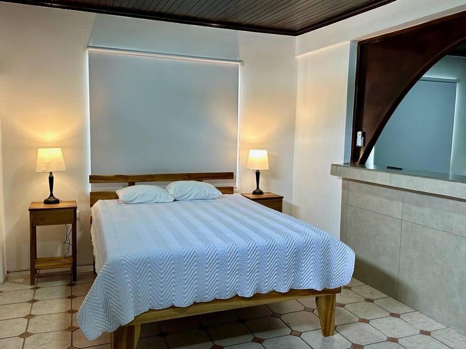 Casa Blanca Manuel Antonio B3, Central, Pool, Gated Apartment in Quepos